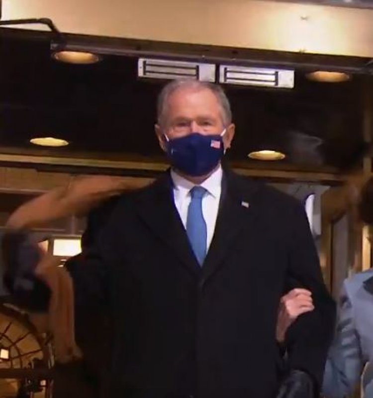 George W. Bush miraculously caught a scarf that flew off him before Biden's inauguration
